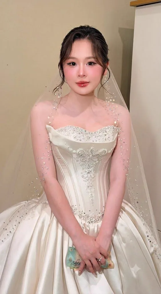 Cô dâu tóc búi thanh lịch trong váy satin