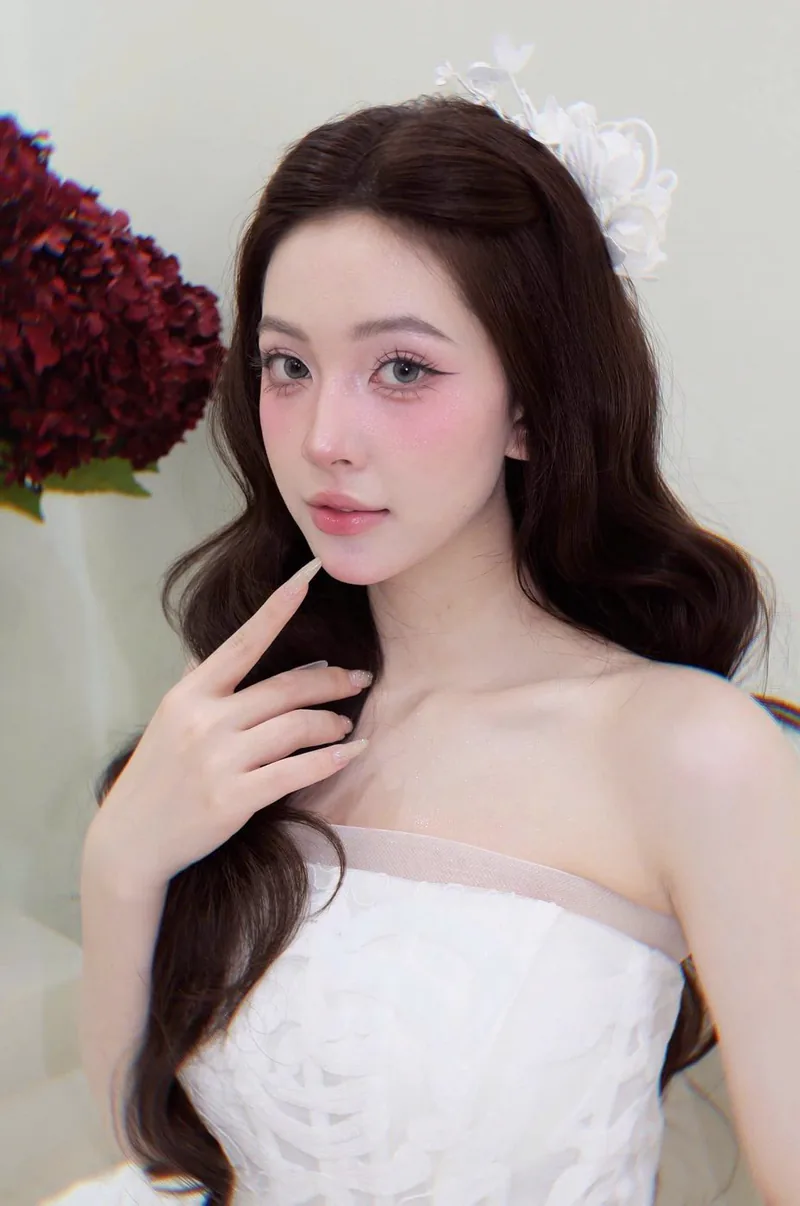 Cô dâu với hoa cài tóc trắng, lớp makeup trong trẻo