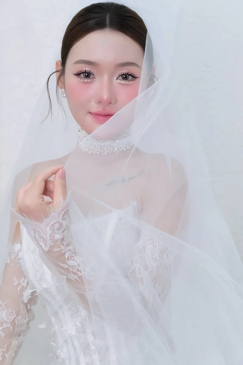 Cô dâu sau lớp voan mềm với vòng cổ ngọc trai, lớp makeup trong trẻo