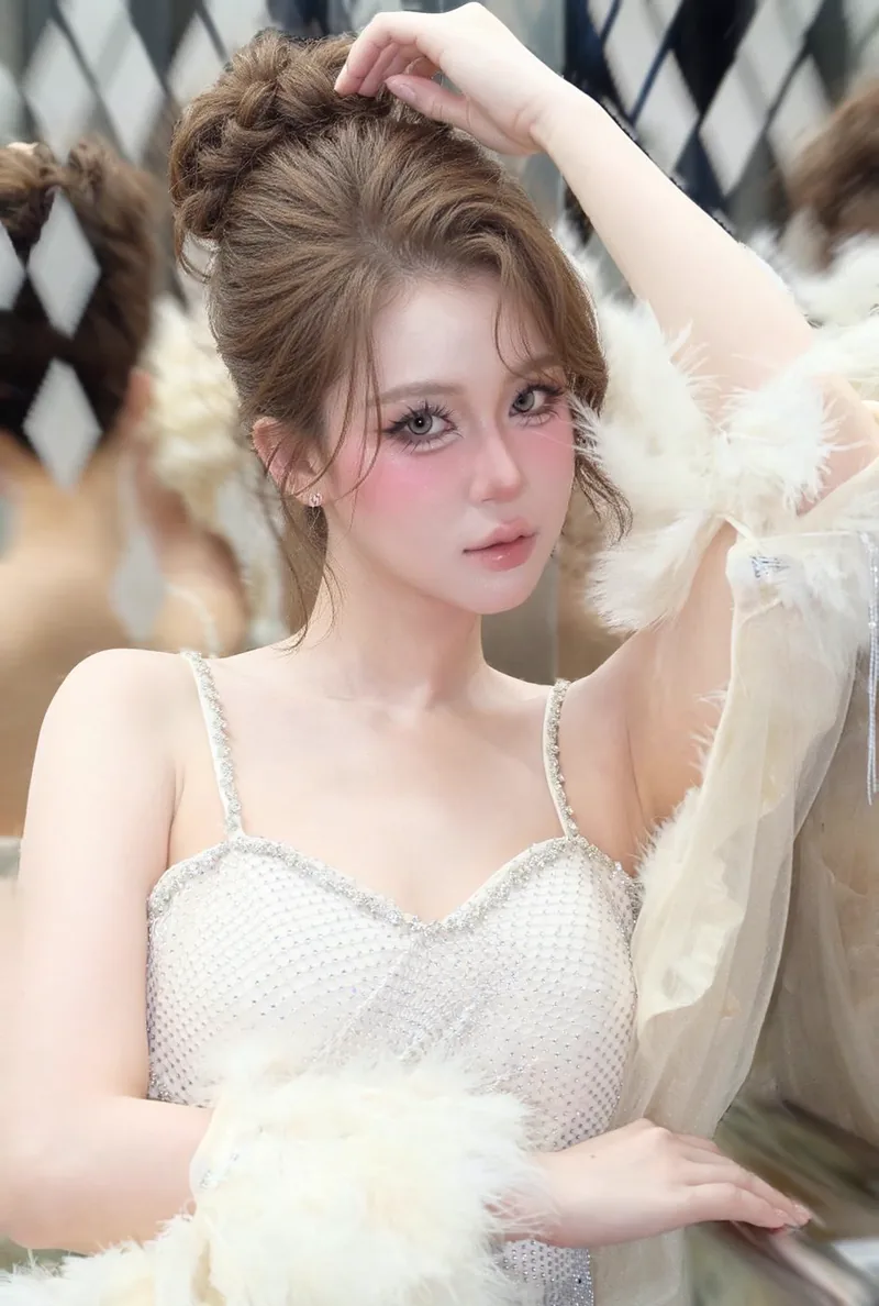 Makeup thanh lịch với tóc búi tinh tế