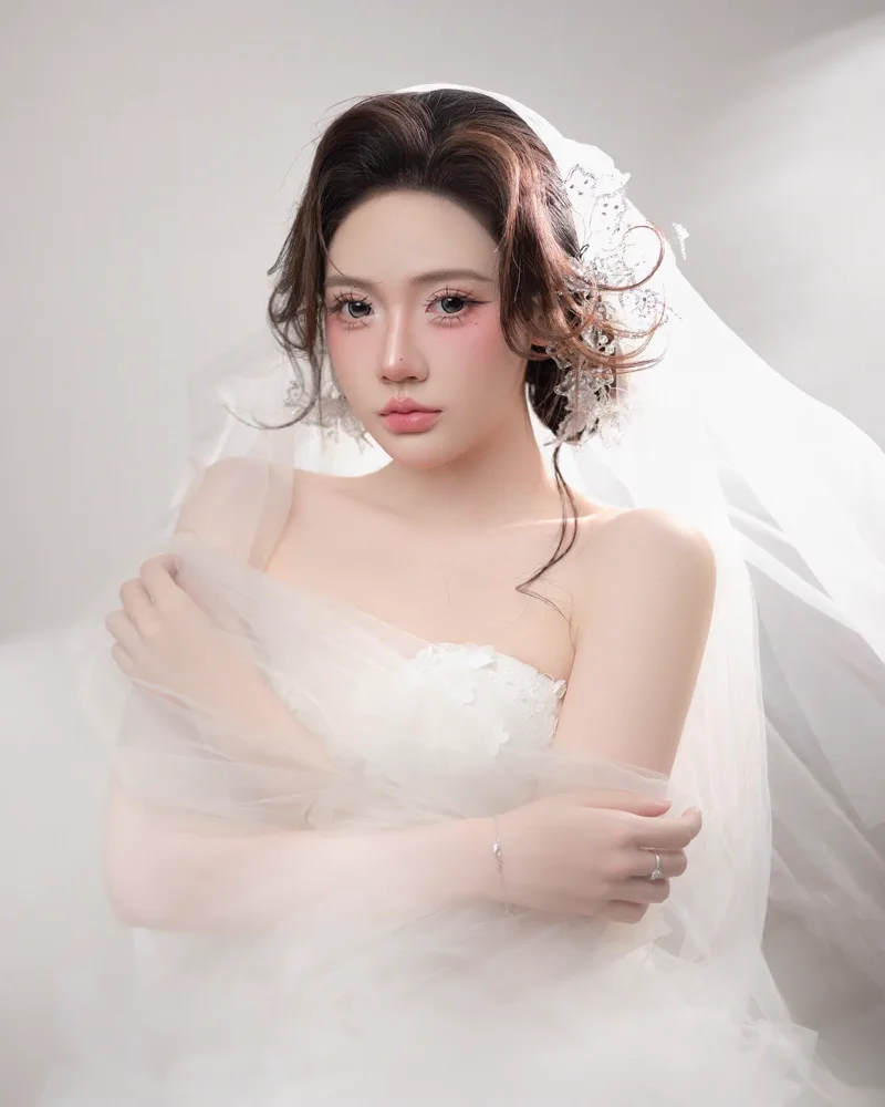 Cô dâu với lớp makeup trong trẻo kiểu Hàn — nền mỏng nhẹ, má hồng tự nhiên, voan mềm
